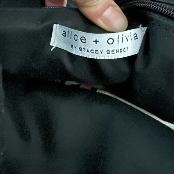 ALICE AND OLIVIA Daisy Print Overnighter Duffle Bag - Picture 11 of 13